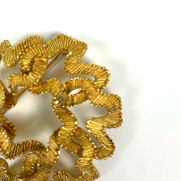 Vintage Signed Crown Gold-Tone Textured Trifari Brooch 2 Inches - Picture 2 of 3